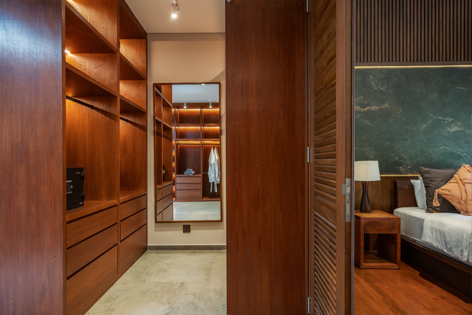 Master en-suite — double shower