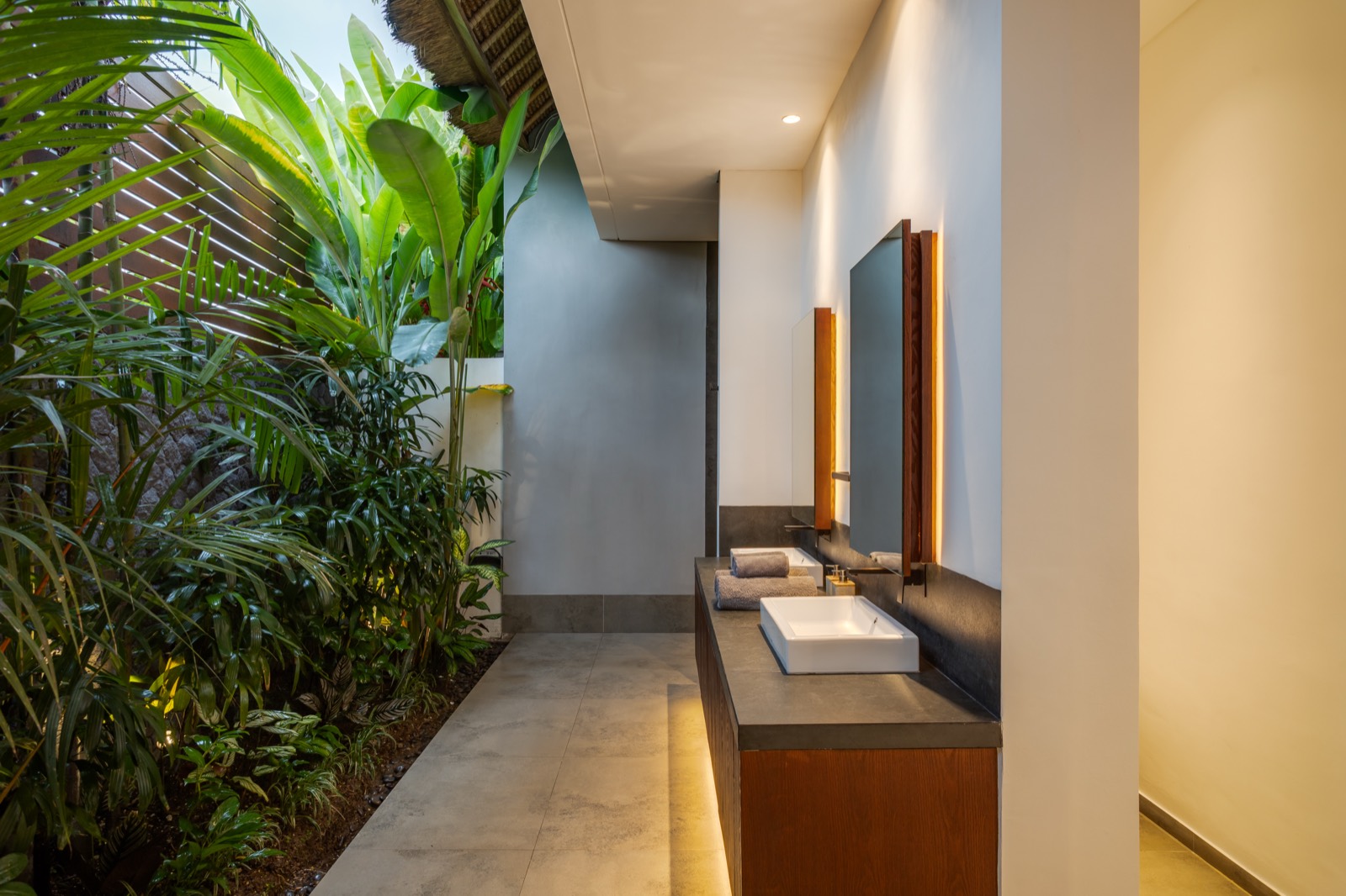 Bedroom 4 — semi-outdoor en-suite bathroom