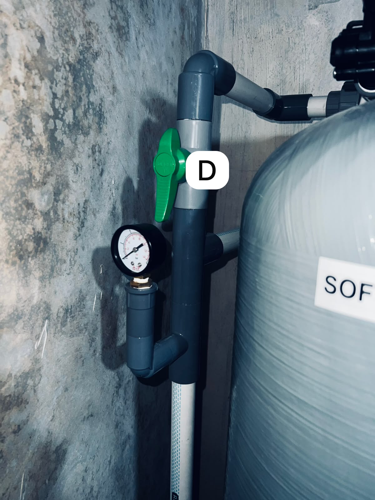 Filter output valve D with pressure gauge